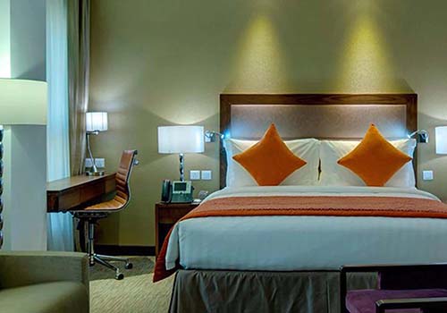 crowne-plaza-madinah-Royal-Suite-Bed-Room-500px