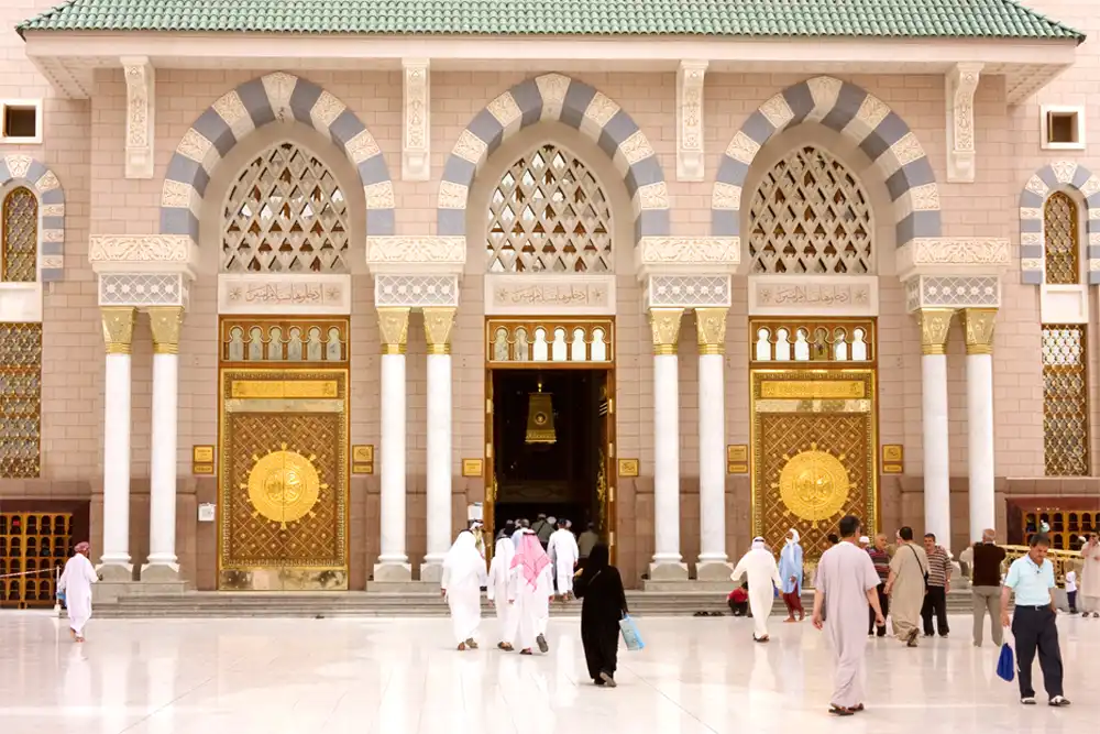Head to the Al-Masjid an-Nabawi
